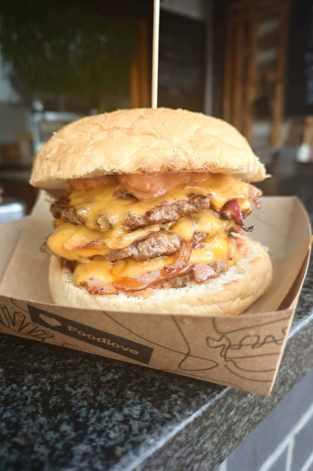 Potrójny smash burger z cheddarem i czerwoną cebulą