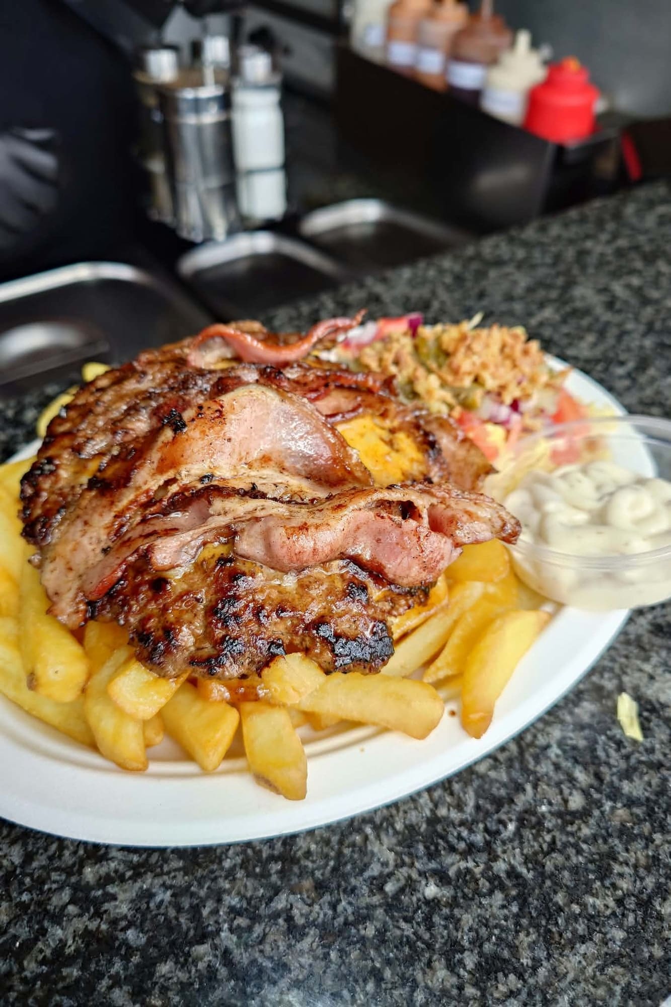 Kotlet z bekonem i serem, frytki, surówka i sos czosnkowy