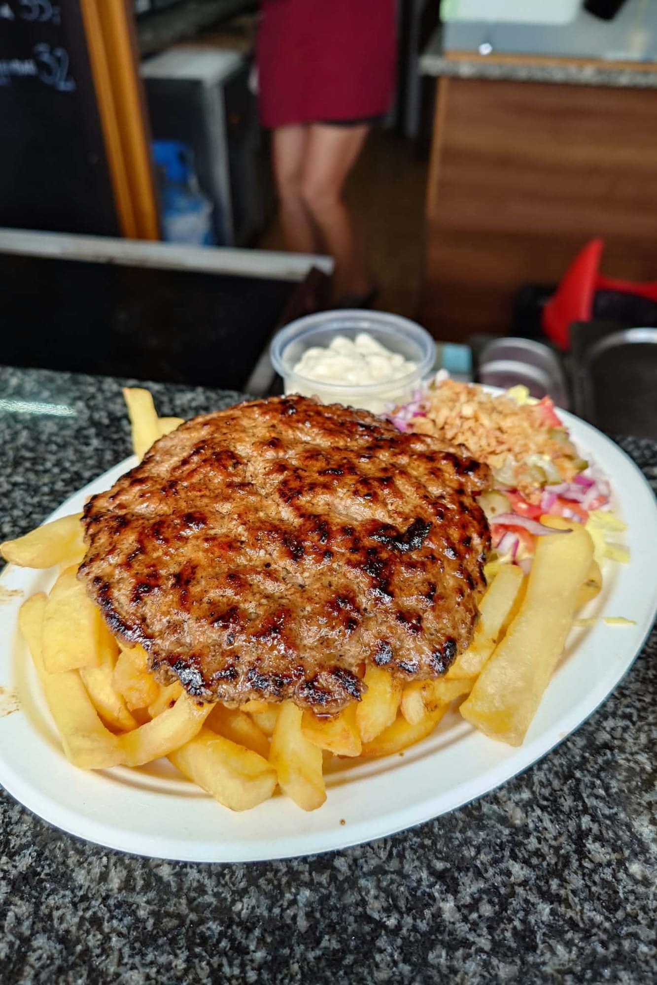 Grillowany kotlet na frytkach z surówką